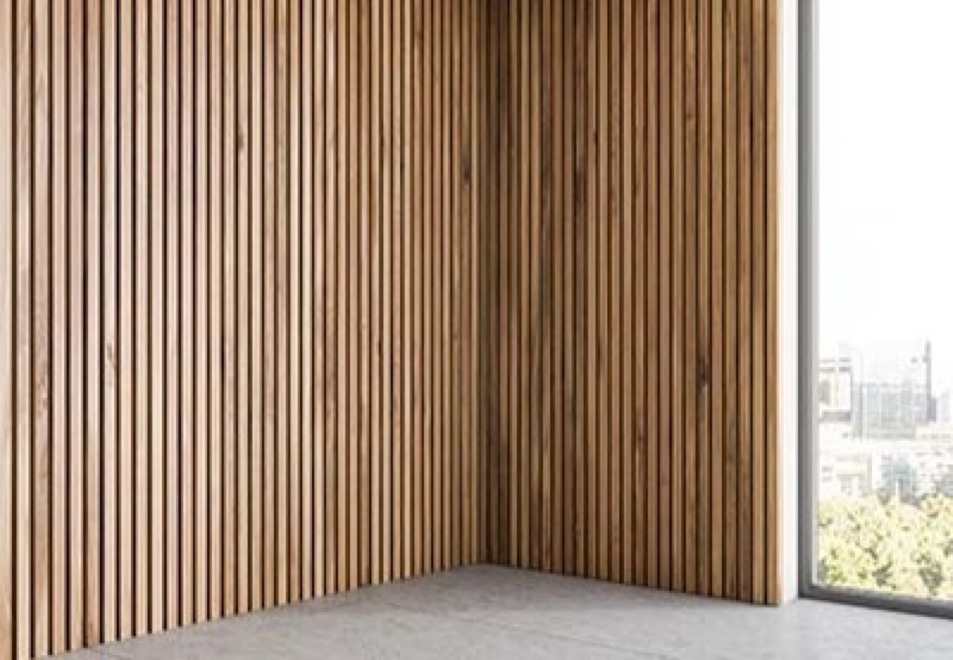Wand aus senkrechten Echtholzleisten in einer Raumecke neben einem bodentiefen Fenster