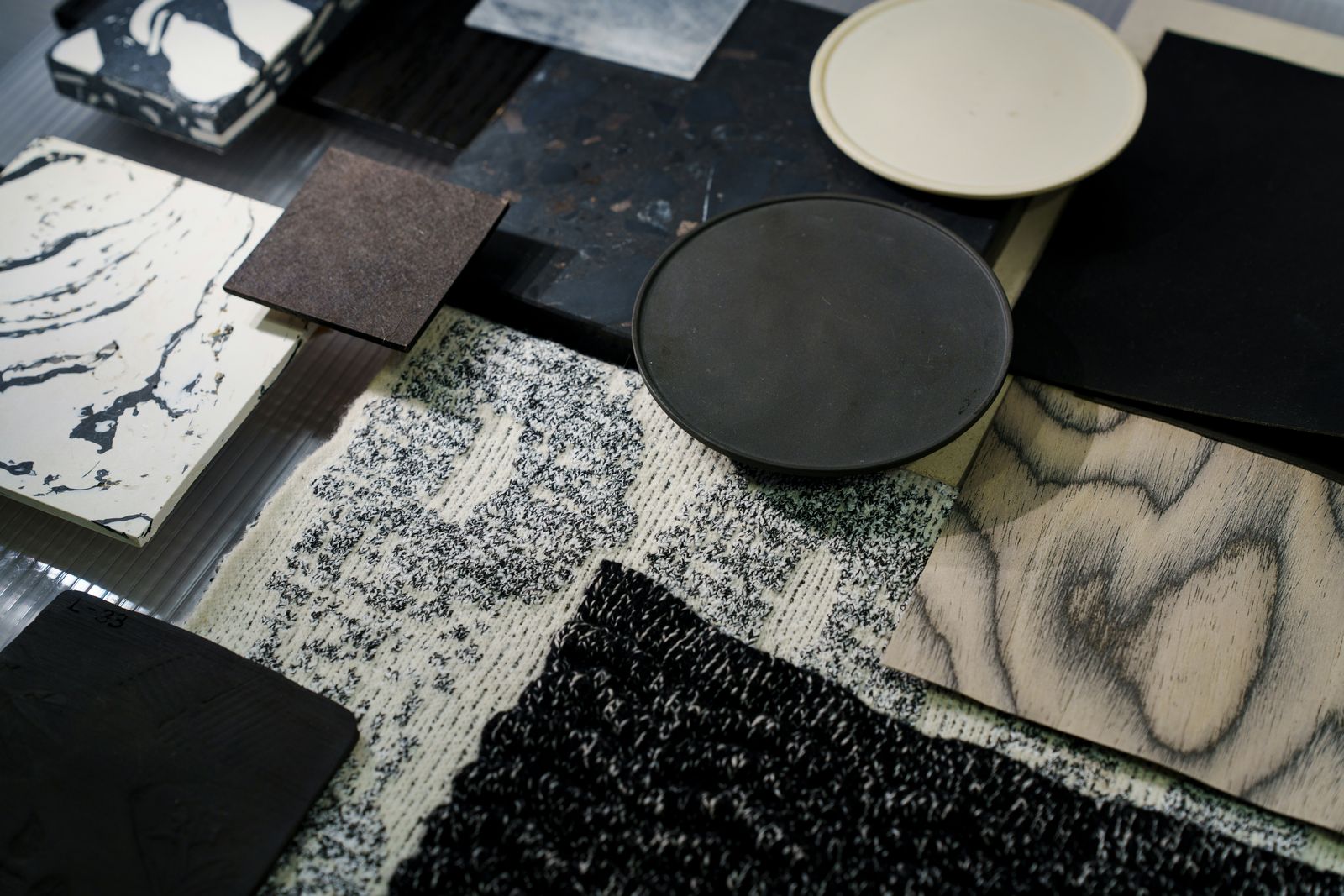 Materialmuster aus Textil, Holz und Stein für Wände und Böden