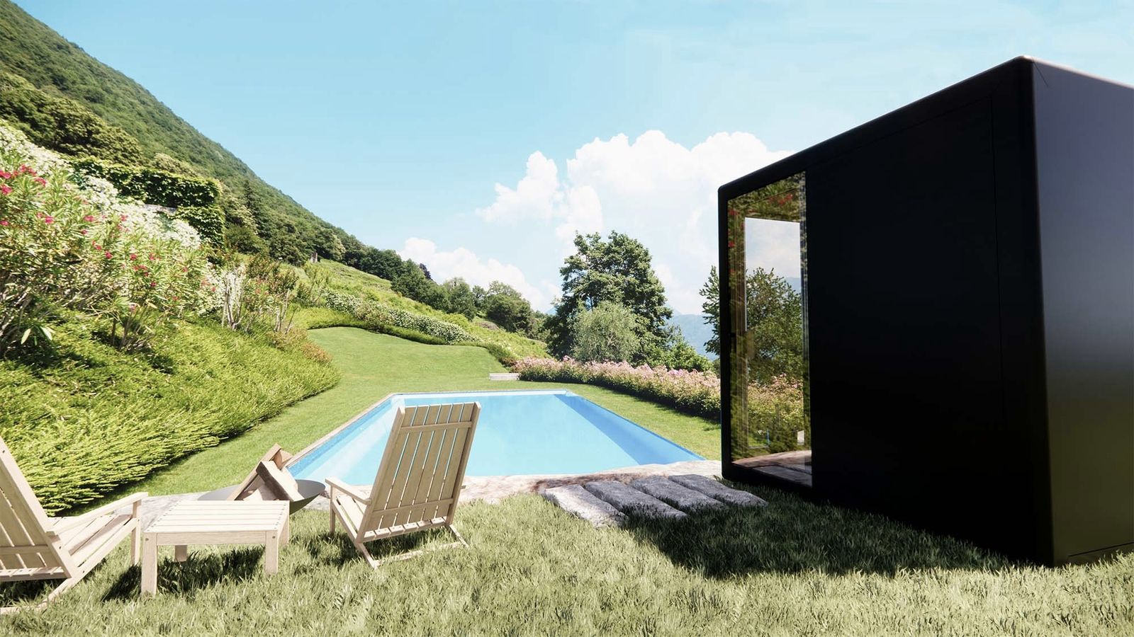 Schwarzer Sauna Cube mit geschlossener Seitenwand und schmalem Glasfeld am Pool im Garten, vorn Holzstühle
